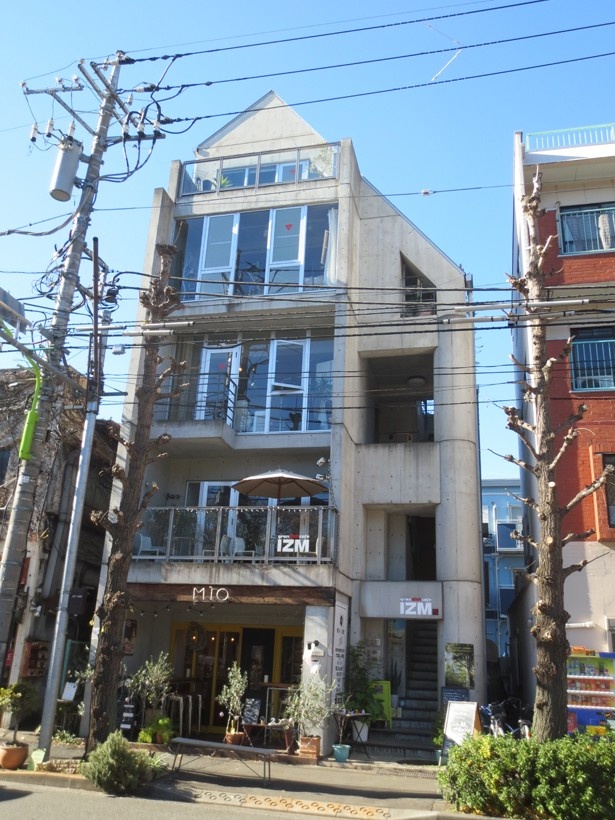 街の所々にオシャレな店が。またイヌを飼っている人が多いのか、ドッグカフェやイヌの雑貨店も