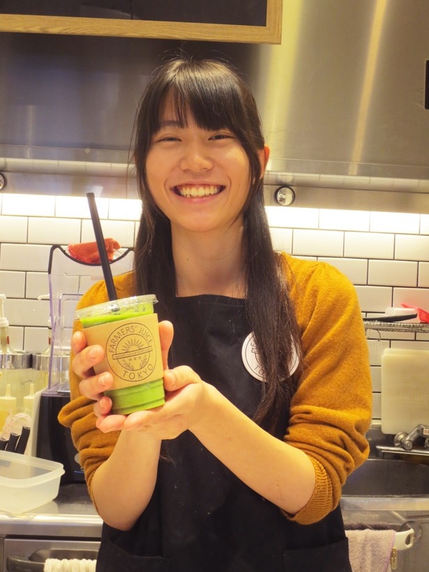 注文を受けてからスタッフが作る。客の9割は女性だとか(FARMERS’ JUICE TOKYO)