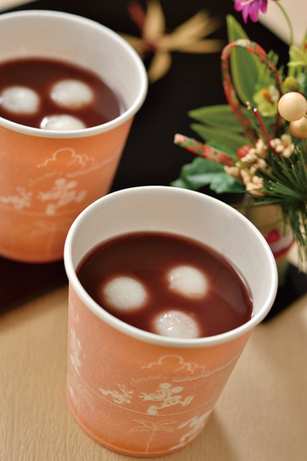 とろみのあるあずき汁の中に、もちもち食感の白玉が入った「おしるこ」(1個300円) ※なくなり次第終了