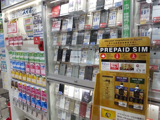 【写真を見る】店内イメージ。中古携帯やスマホの品ぞろえは1000台以上