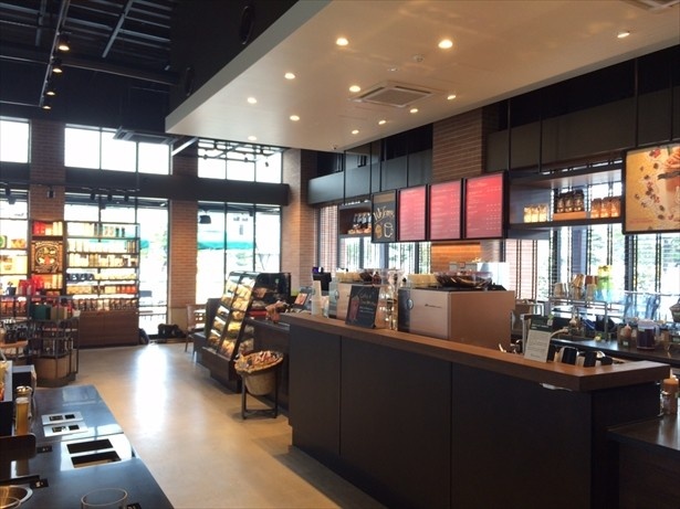 【写真を見る】県内最大の席数と店舗面積で、ゆったりとした空間が広がる