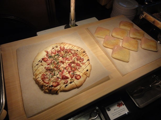 苺ナンピザ（写真左）と苺のホットサンド（右）