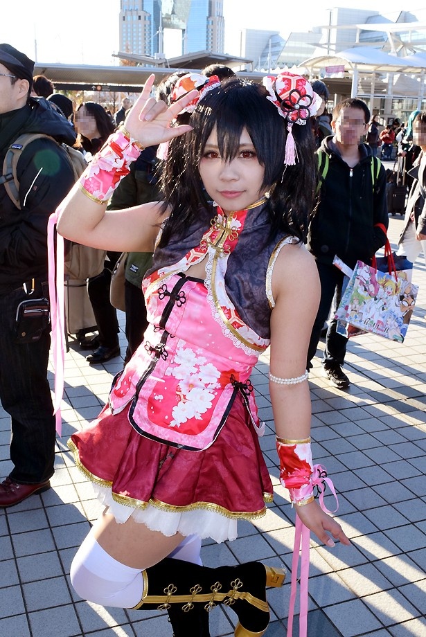 【写真を見る】矢澤にこに扮する銀色さきさんをはじめ、魅力的なコスプレイヤーがずらり！