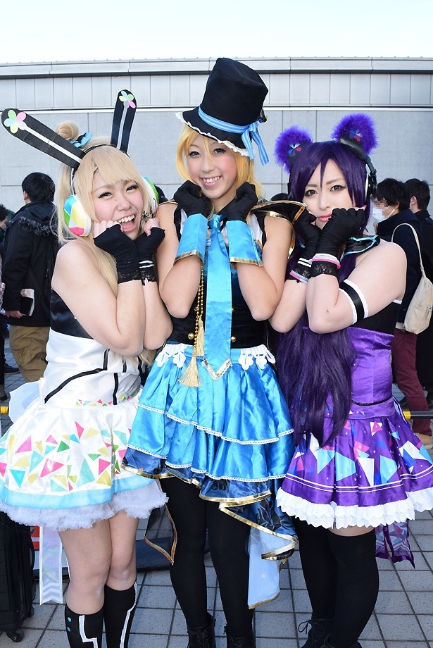 様々なバージョンの衣装を着たコスプレイヤーが集結！