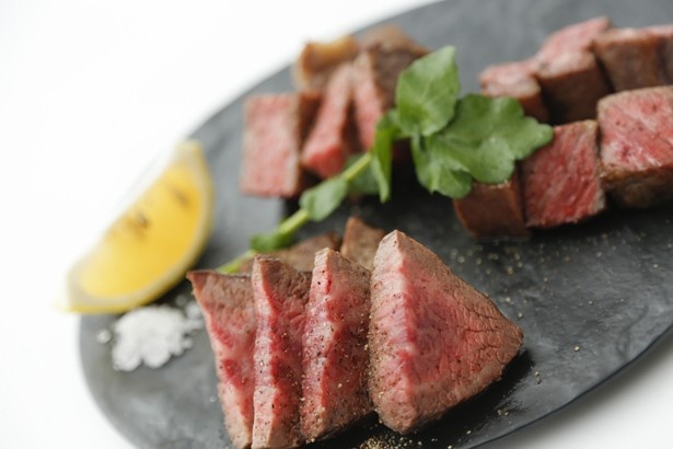【写真を見る】3種類の肉が味わえる「厳選和牛赤身3点盛り」