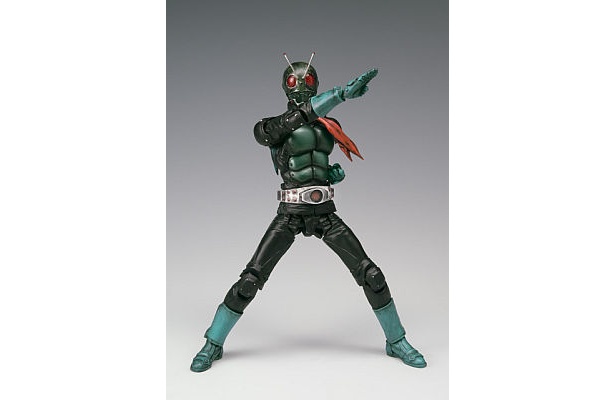 全身と仮面ライダーのフルフェイスマスクの付け替えパーツ。関節が動くのでこんなポーズも可能