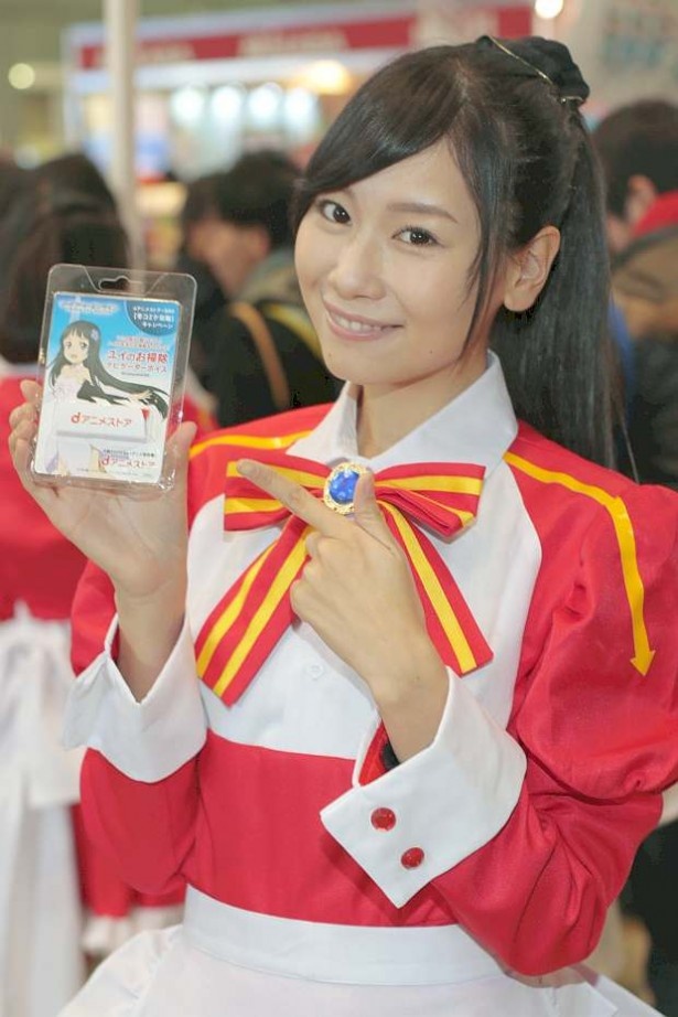 【写真を見る】企業ブースでは美人コンパニオンを発見！