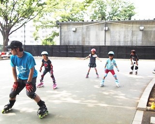 プロが伝授！成城学園前でインラインスケート教室開催