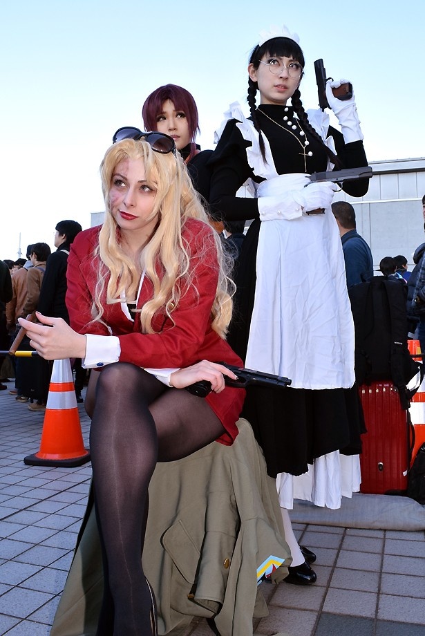 【写真を見る】「BLACK LAGOON」のキャラクターに扮するユリコ・タイガーさん(前列)、ばんびさん(後列左)、まさじさん(写真右)