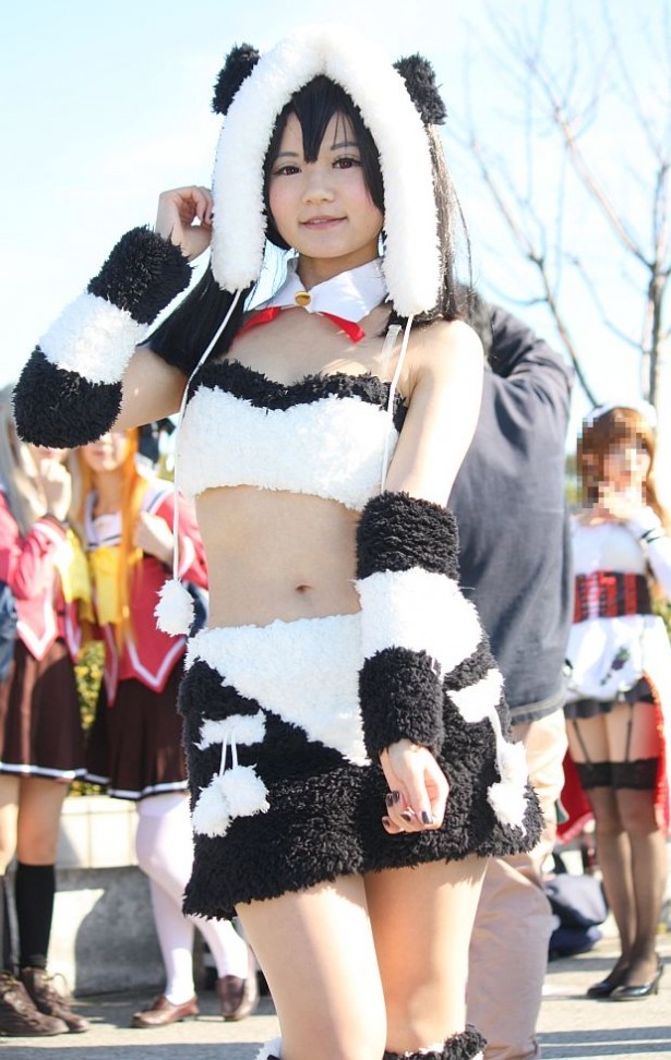 【写真を見る】露出度の高い衣装でも「寒くない！」と笑顔を見せるコスプレイヤー