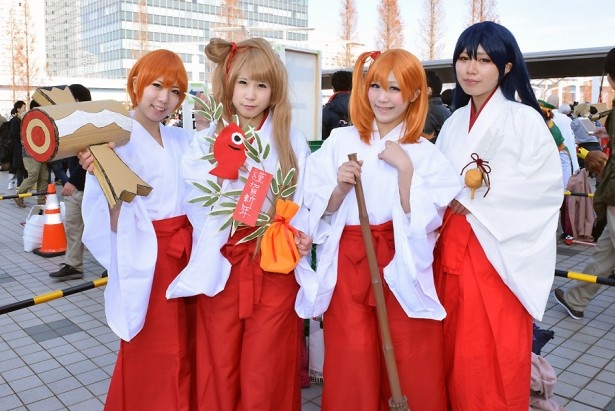 コスプレイヤー＝左より、じょじょえんさん、東雲唯月さん、うさぎさん、葵さん