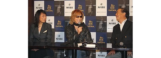 著者の小松成美さん（左）と角川グループ会長の角川歴彦氏と談笑。3人での会食中にこのイベントの話が決定したという