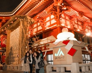 巨大鏡餅で開運祈願！ 浅草寺に光るオブジェが登場