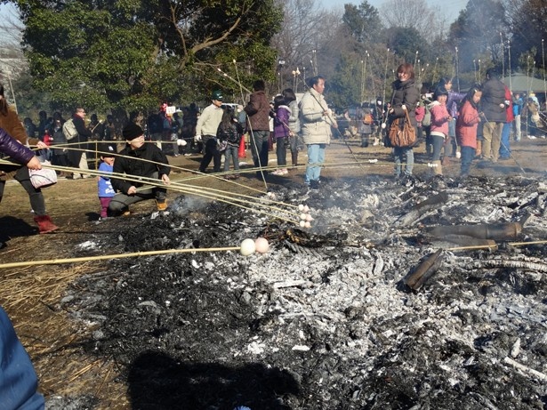 【写真を見る】どんど焼きの残り火でまゆ玉団子を焼き、一年の健康を祈る(過去開催の様子)