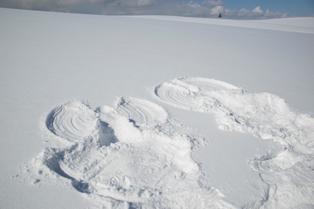 雪の上に寝転がって手足をバタバタさせると、羽根が生えた天使のような形「スノーエンジェル」が現れる