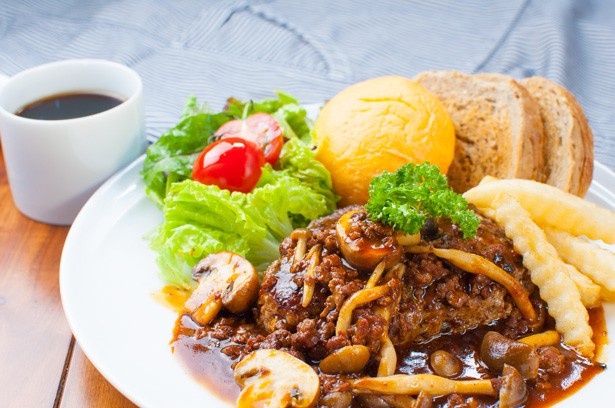 肉汁あふれるハンバーグは手仕込みにこだわる