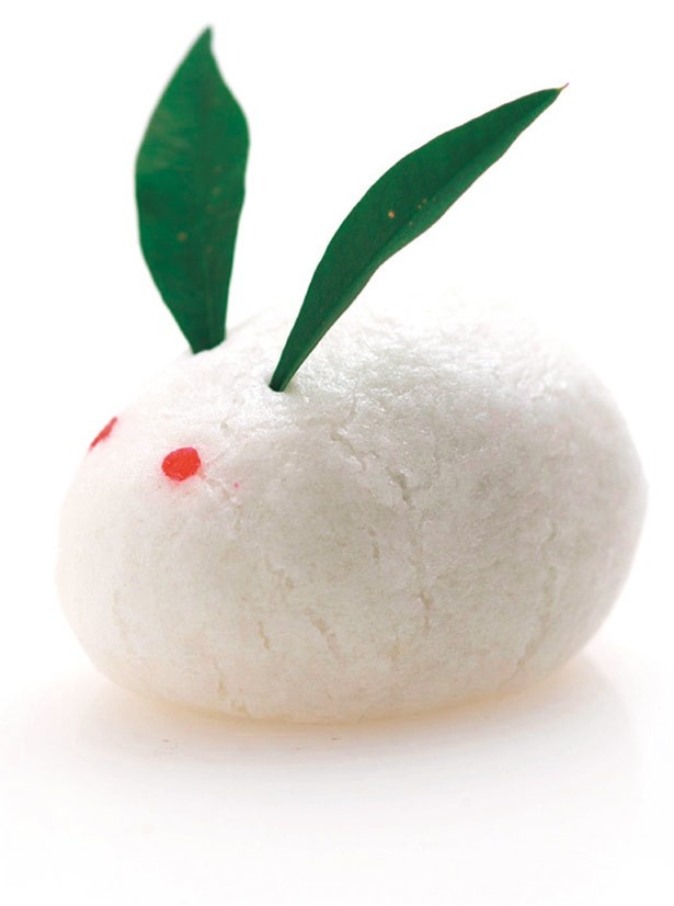 【写真を見る】御菓子司 翠江堂 本店の「雪うさぎ」(248円)。見た目のかわいらしさはもちろん、老舗ならではの上質な味わいが楽しめる
