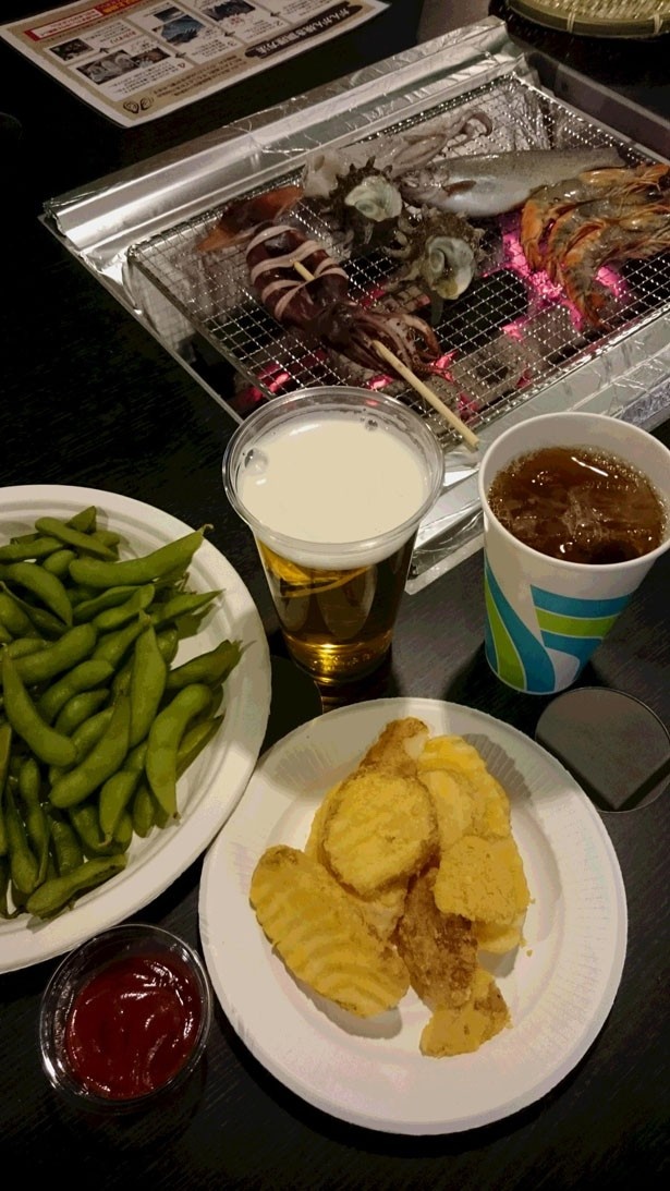 飲み放題90分1620円ではビール、チューハイ、ワイン、日本酒、ソフトドリンクなど。テーブルにはドリンクホルダーが設置
