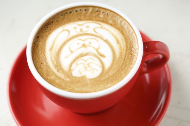 鎌倉の「Alpha Betti Cafe」の三サルラテ（450円）。見ざる、聞かざる、言わざるをラテアートで表現！