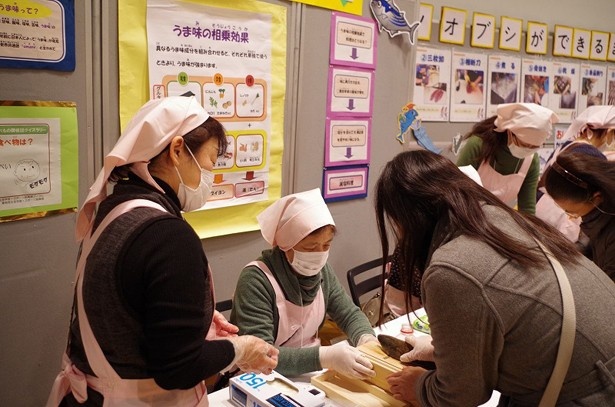 【写真を見る】めったに体験できないかつお節削り(過去開催の様子)
