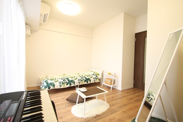 【写真を見る】単身者用の部屋でもピアノを置けるスペースが十分に確保できる広さ