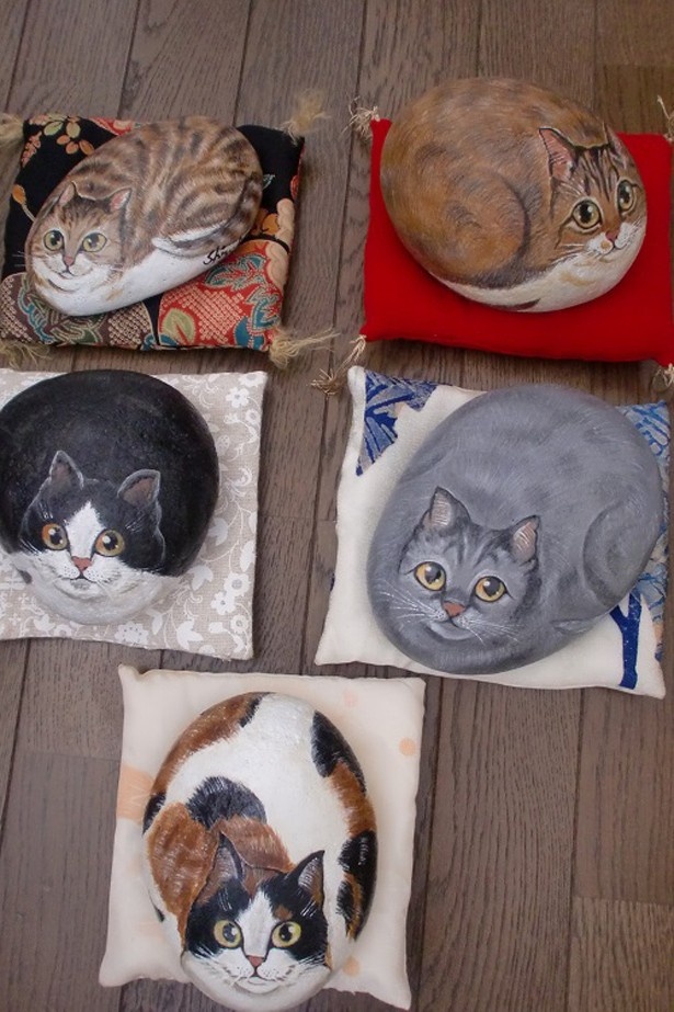石にネコの絵が描かれたストーンアートを制作する「石猫DREAM」