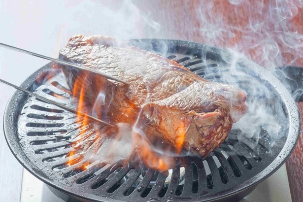 塊肉が焼かれる様子は迫力満点