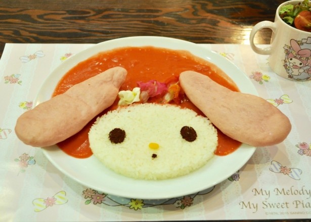 「マイメロディチキンカレー」(税抜1280円、マグカップ付き税抜1580円)は、甘そうなビジュアルとは裏腹に、意外とスパイシー！