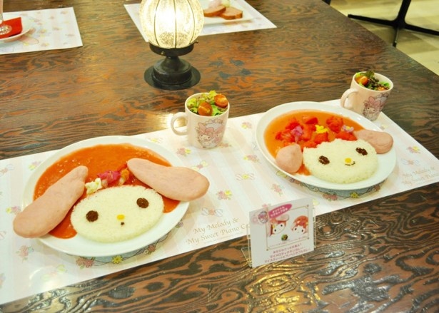 【写真を見る】どちらを選ぶか迷っちゃう!!「マイメロディチキンカレー」「マイスウィートピアノベジタブルカレー」(共に税抜1280円、マグカップ付き税抜1580円)