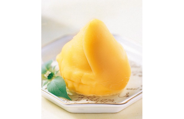 ＜東京＞東京洋菓子倶楽部ドルチア/モンブラン370円・・・表面を包んでいるのは、上品な甘さの栗の甘露煮のペースト。中には天然バニラビーンズ入りのカスタードを合わせた、生クリームがたっぷり