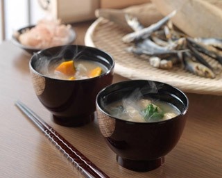 心に染みるあったかい味「はなちゃんのみそ汁」を提供