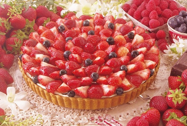 2種類のチョコレートを使用して仕上げたスフレに、甘酸っぱい3種類のベリーを飾った「3種のベリーとチョコレートのタルト」(ピース670円、ホール6372円) 