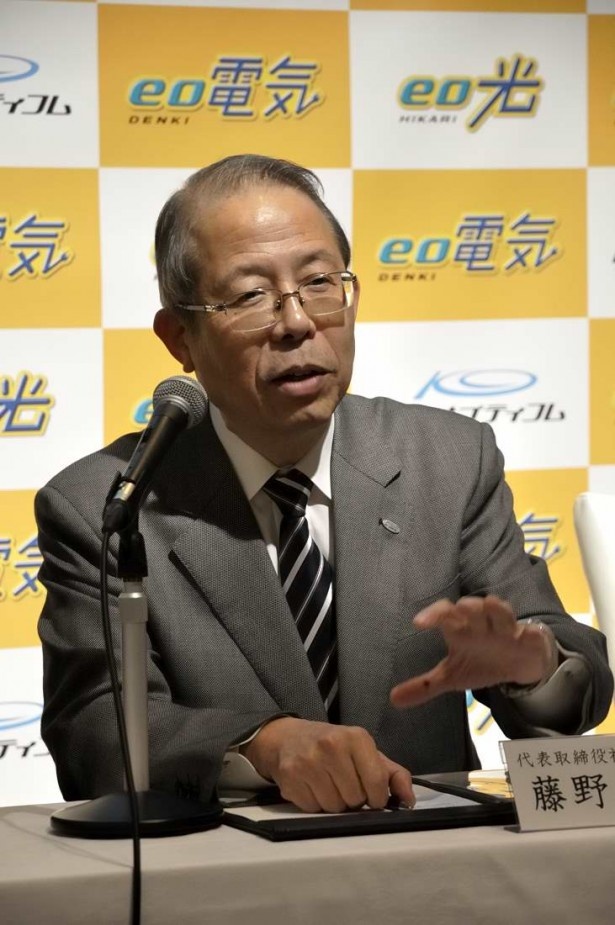 記者発表後、報道陣からの質問に応える藤野隆雄社長