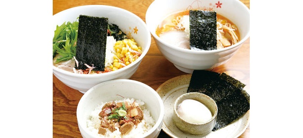 桜海老ラーメン850円(奥左）など