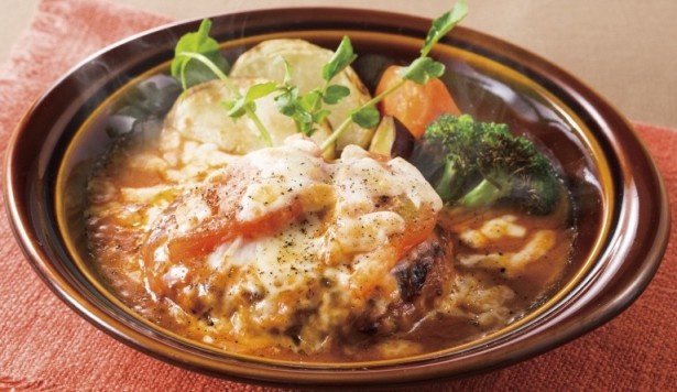 ご飯にもパンにも合わせて楽しみたい「トマトクリームの煮込みハンバーグ」(999円)