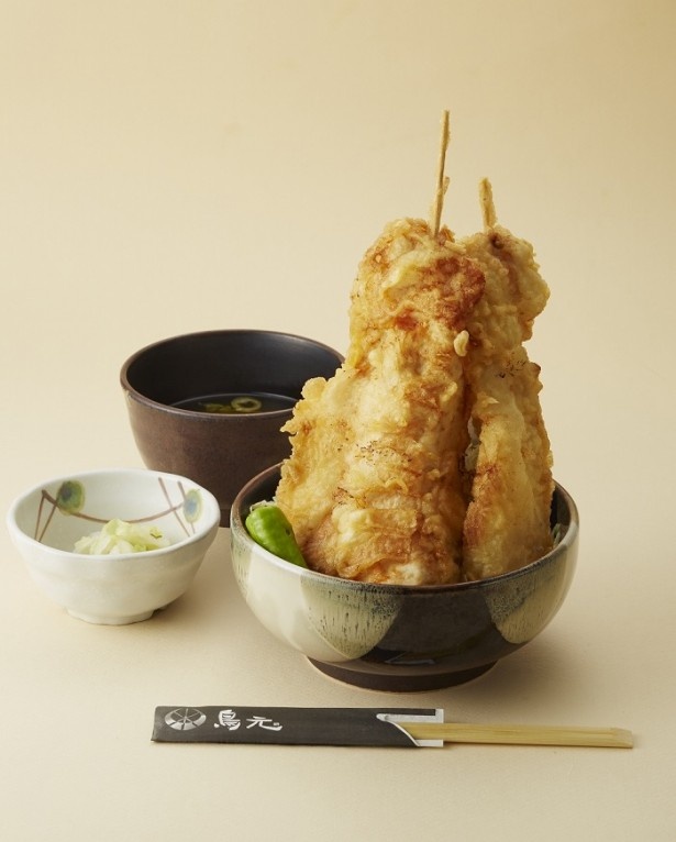 鳥元「ウルトラ鶏天丼」(1000円)は通常の鶏天丼を超えるおいしさとボリューム感が楽しめる
