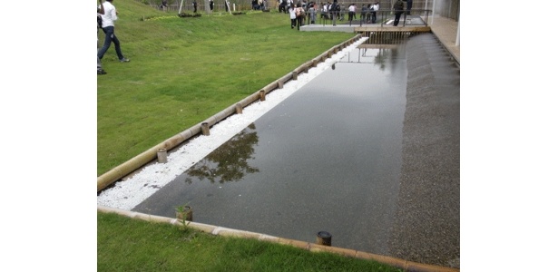 竹の海原に接している「水の広場」。ぱしゃぱしゃ池になります。