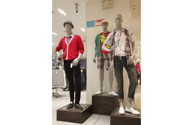 リーズナブルな価格帯も魅力。帽子やストールなど小物使って差をつけよう（TOP MAN）