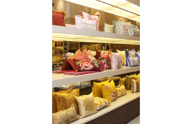タイシルクの高級店「Jim Thompson（ジム トンプソン）」。洗練されたデザインのシルク製品が充実