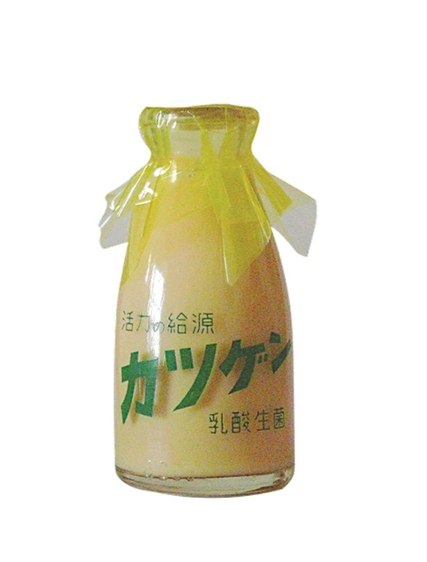 【写真を見る】1956年(昭和31年)に発売された「カツゲン」。当時は瓶入りで今よりも濃い味わいだった