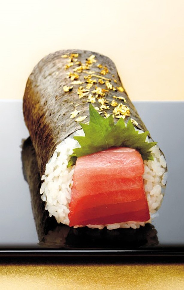 大間産の本マグロの赤身・中トロが合計400g入った魚力の「大間本まぐろ巻」(2万5000円)