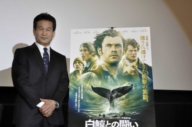 フォトセッションに応じる辛坊さん。クジラとの闘いが真実味を帯びる