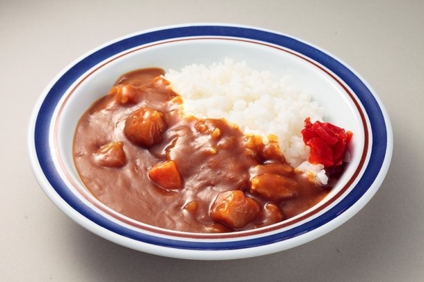 ずずっと箸が進むそばにミニカレーがセットでうれしい600円！