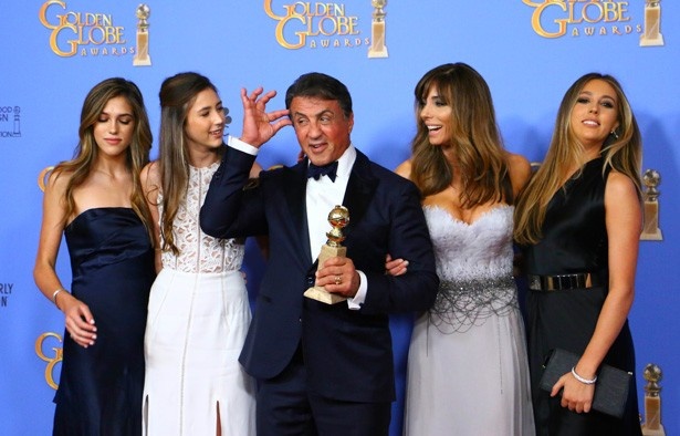『クリード チャンプを継ぐ男』でゴールデン・グローブ賞助演男優賞を受賞したシルヴェスター・スタローンと家族たち