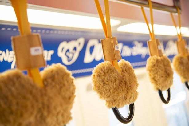ふわふわな生地をあしらった、ダッフィーのつり革