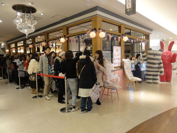 朝から大勢の人がかけつけたオープン初日