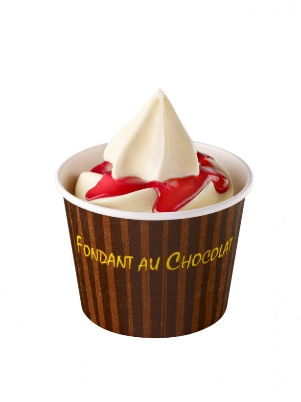 こちらは2015年12月発売の「フォンダンショコラ　バニラ＆ベリー」(320円)。「フォンダンショコラ」に爽やかなベリーソースをトッピング