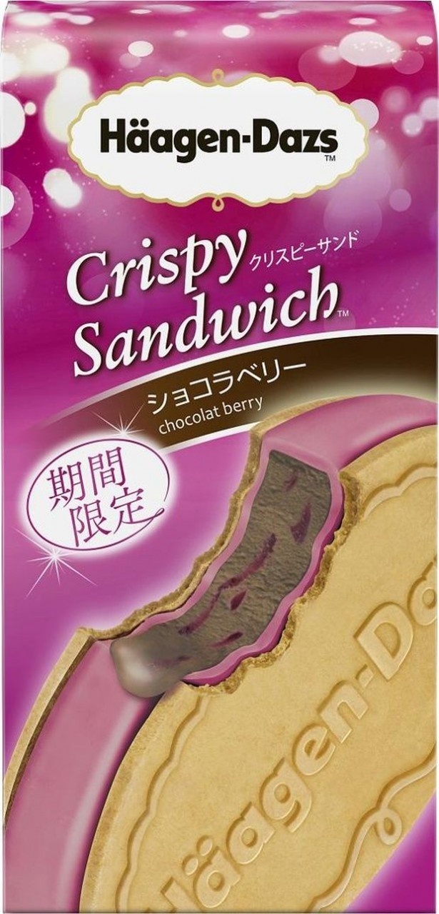 【写真を見る】甘酸っぱいカシスソースを使用した「ハーゲンダッツ クリスピーサンド ショコラベリー」(希望小売価格294円)は、現在発売中