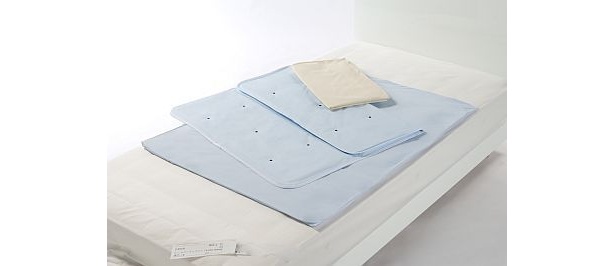 西川産業では冷感ジェルを使用した「ジェルクーリングパッド」（シングルサイズ1万8690円、ダブルサイズ2万7090円）も展開