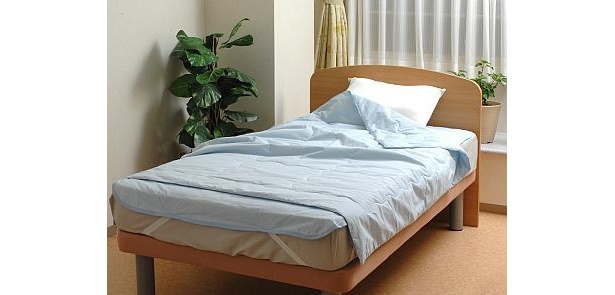 アウトラストを使った「快眠ひんやりクールシーツ」（シングルサイズ4980円ほか）のほか、クールケット（シングルサイズ7980円ほか）も展開